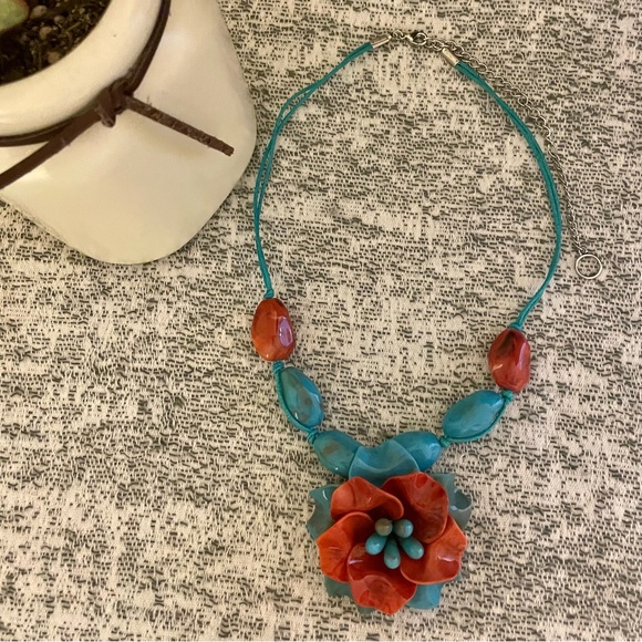 Chic & Colorful Floral Necklace - Picture 3 of 3
